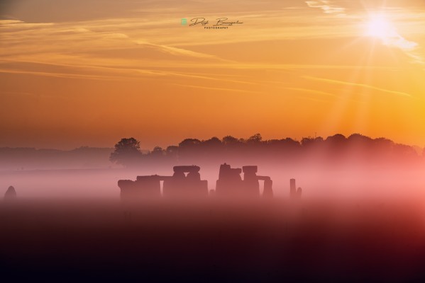 Stonehenge_mist_02