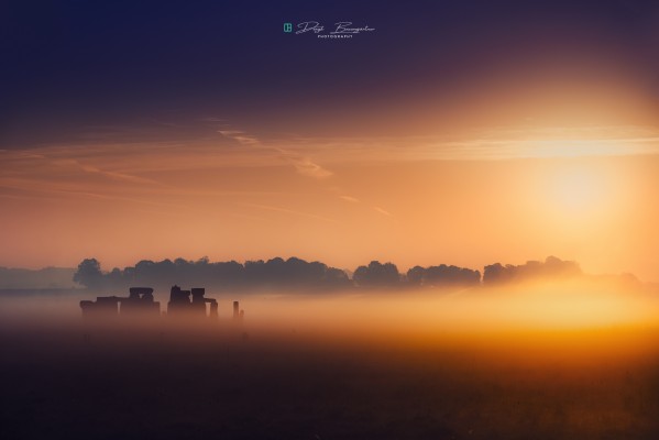 Stonehenge_mist_03